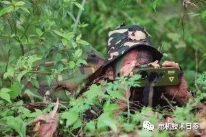 三名侦察兵进行匝间绝缘检查